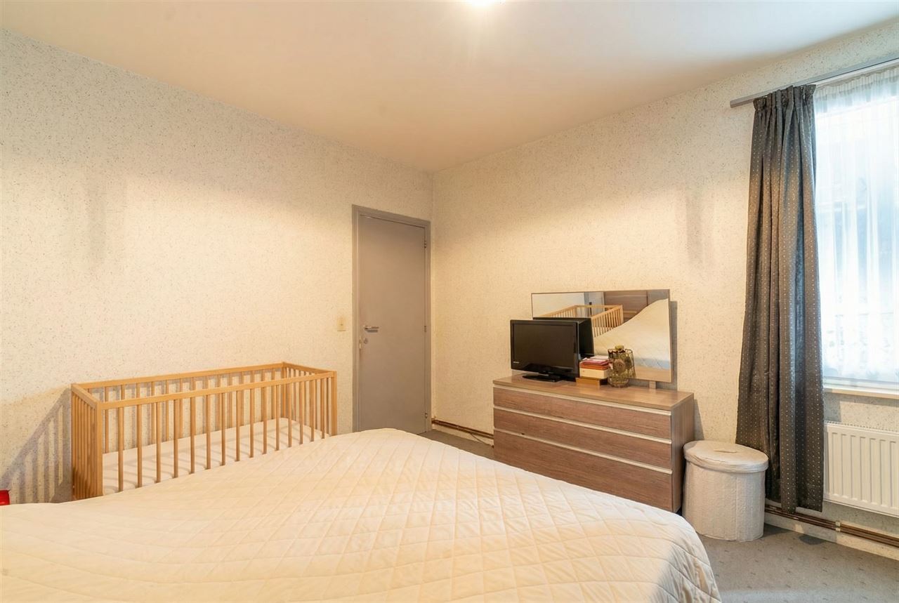 Appartement op 1ste verdieping met 3 SLPK + terras!