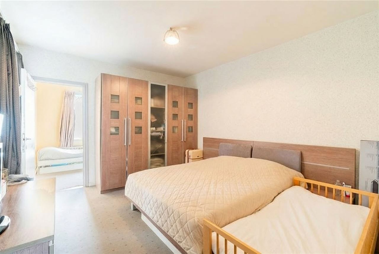 Appartement op 1ste verdieping met 3 SLPK + terras!