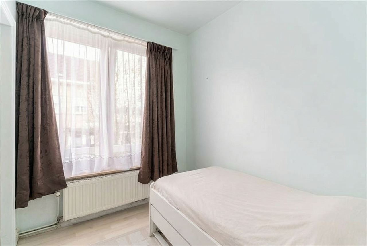 Appartement op 1ste verdieping met 3 SLPK + terras!