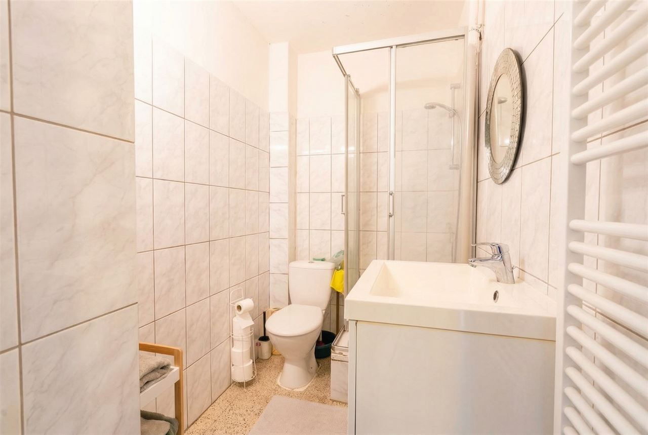 Appartement op 1ste verdieping met 3 SLPK + terras!