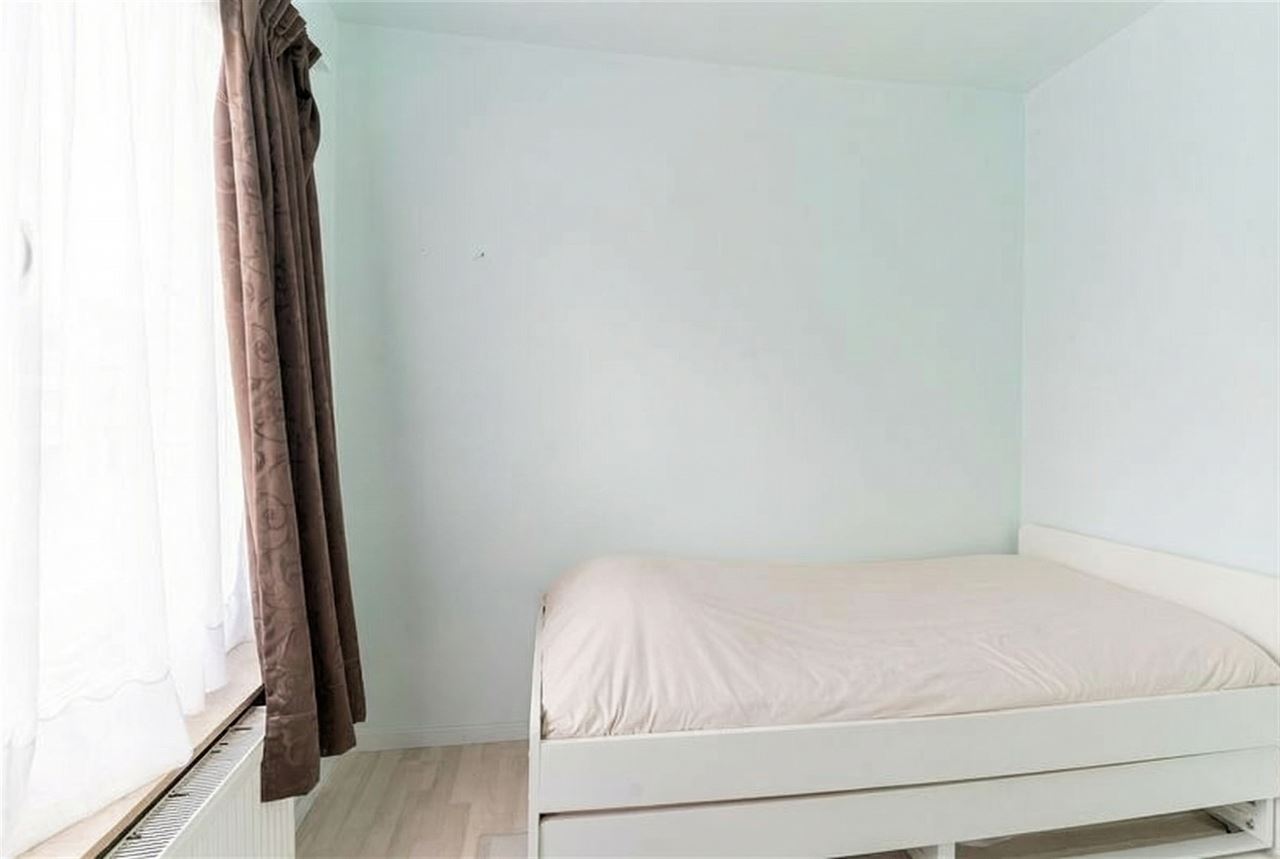 Appartement op 1ste verdieping met 3 SLPK + terras!