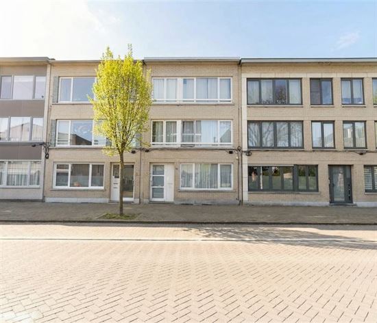 Appartement op 1ste verdieping met 3 SLPK + terras!