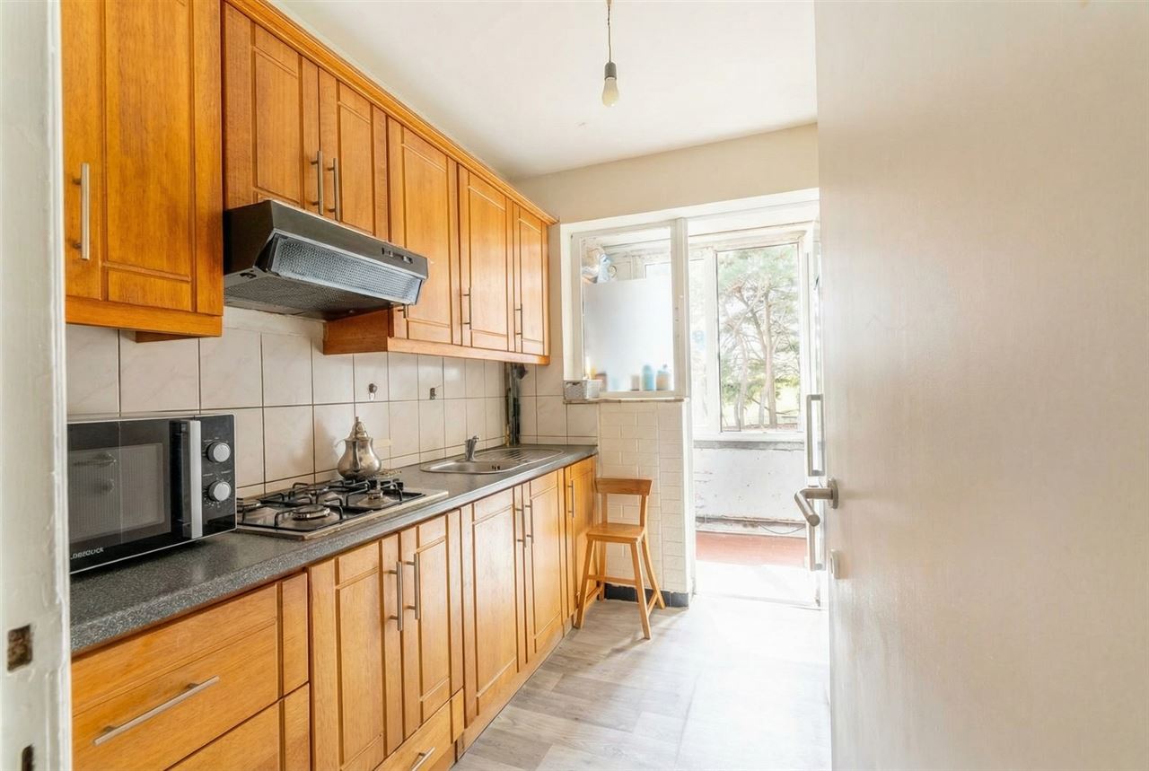 Appartement op 1ste verdieping met 3 SLPK + terras!