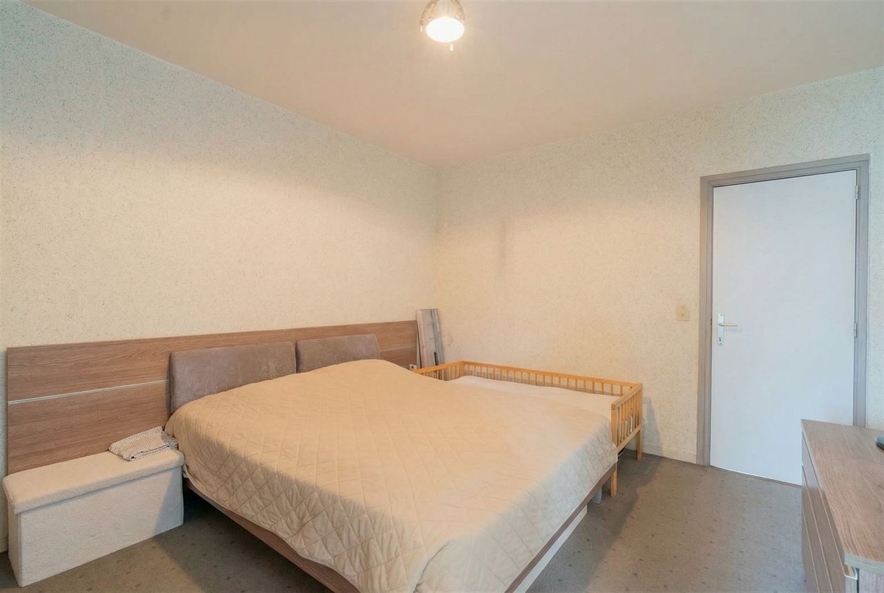 Appartement op 1ste verdieping met 3 SLPK + terras!
