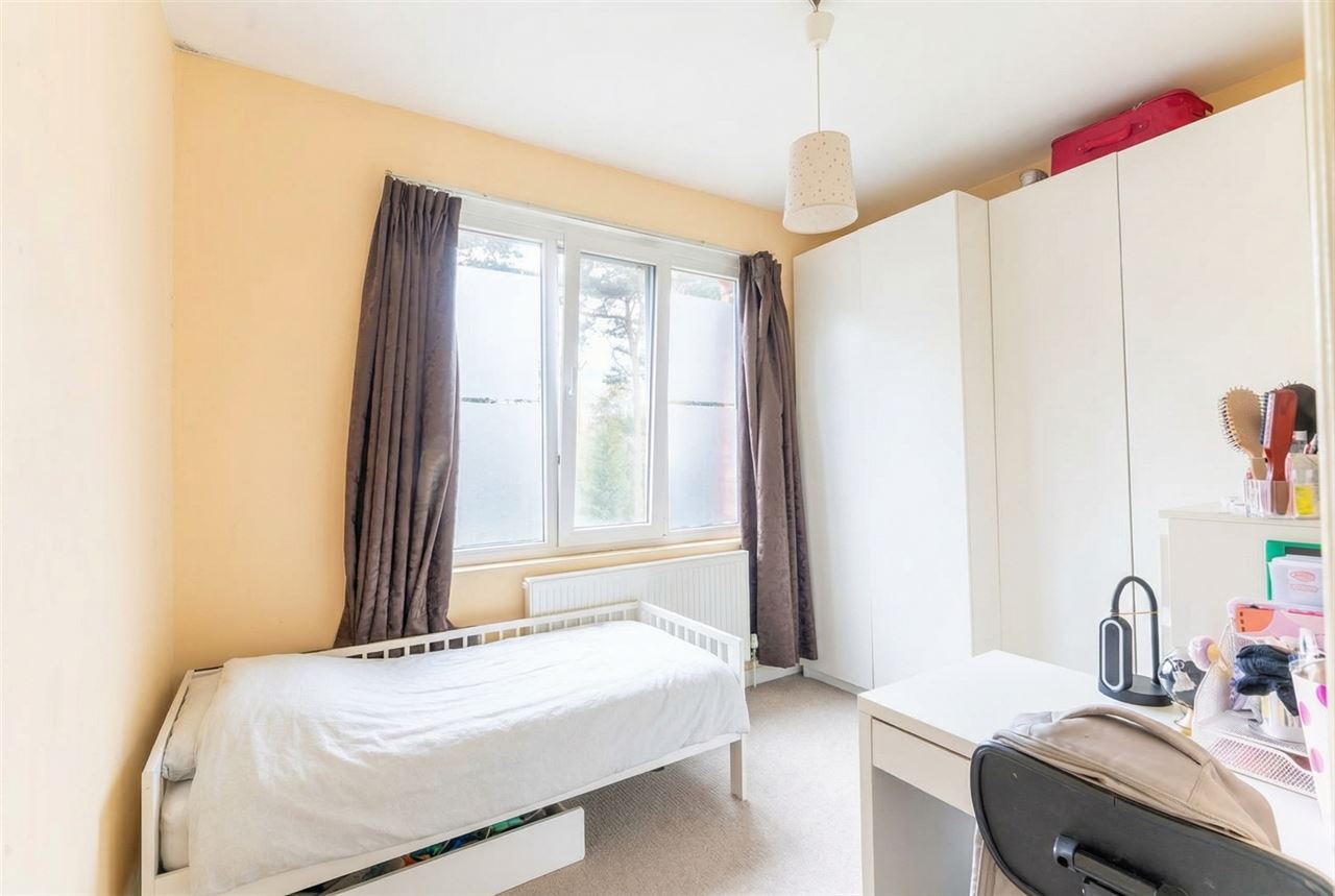 Appartement op 1ste verdieping met 3 SLPK + terras!