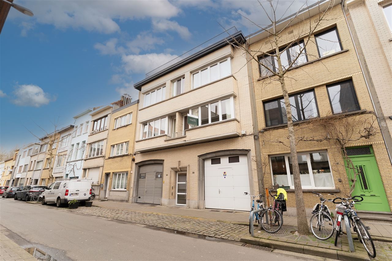TE HUUR: gerenoveerd APP met 2 SLPK + ruim dakterras