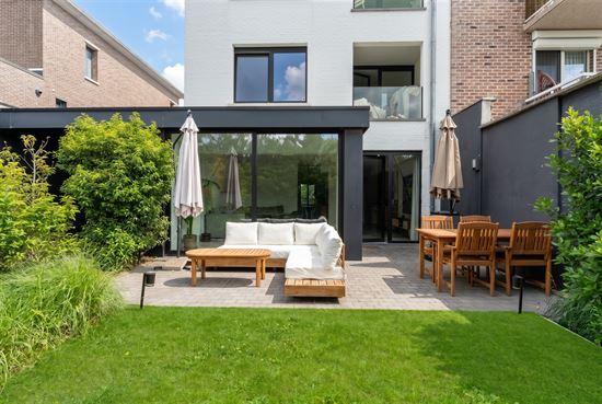 Prachtig gelijkvloers app met een grote tuin + garage