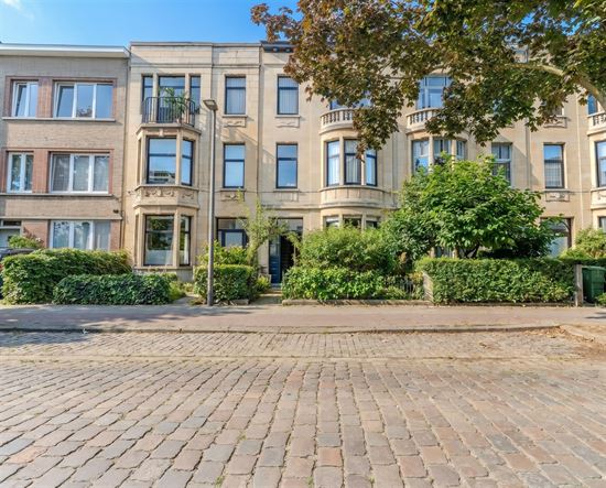 Karakteristiek gebouw met mogelijks 3 APP op toplocatie!