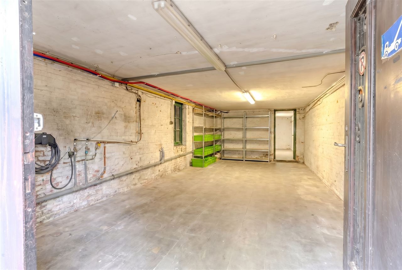 Magazijn/atelier met oprit aan het Rivierenhof!