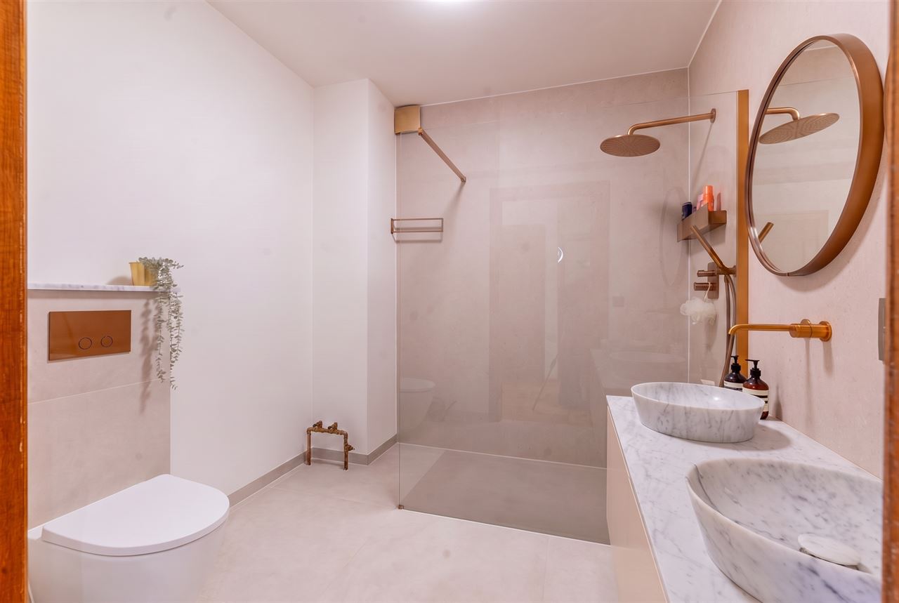 Ruim appartement van 145 m² met terras, EPC B en garagebox!