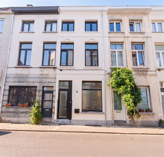 Karaktervolle, volledig gerenoveerde woning met 3 slpk