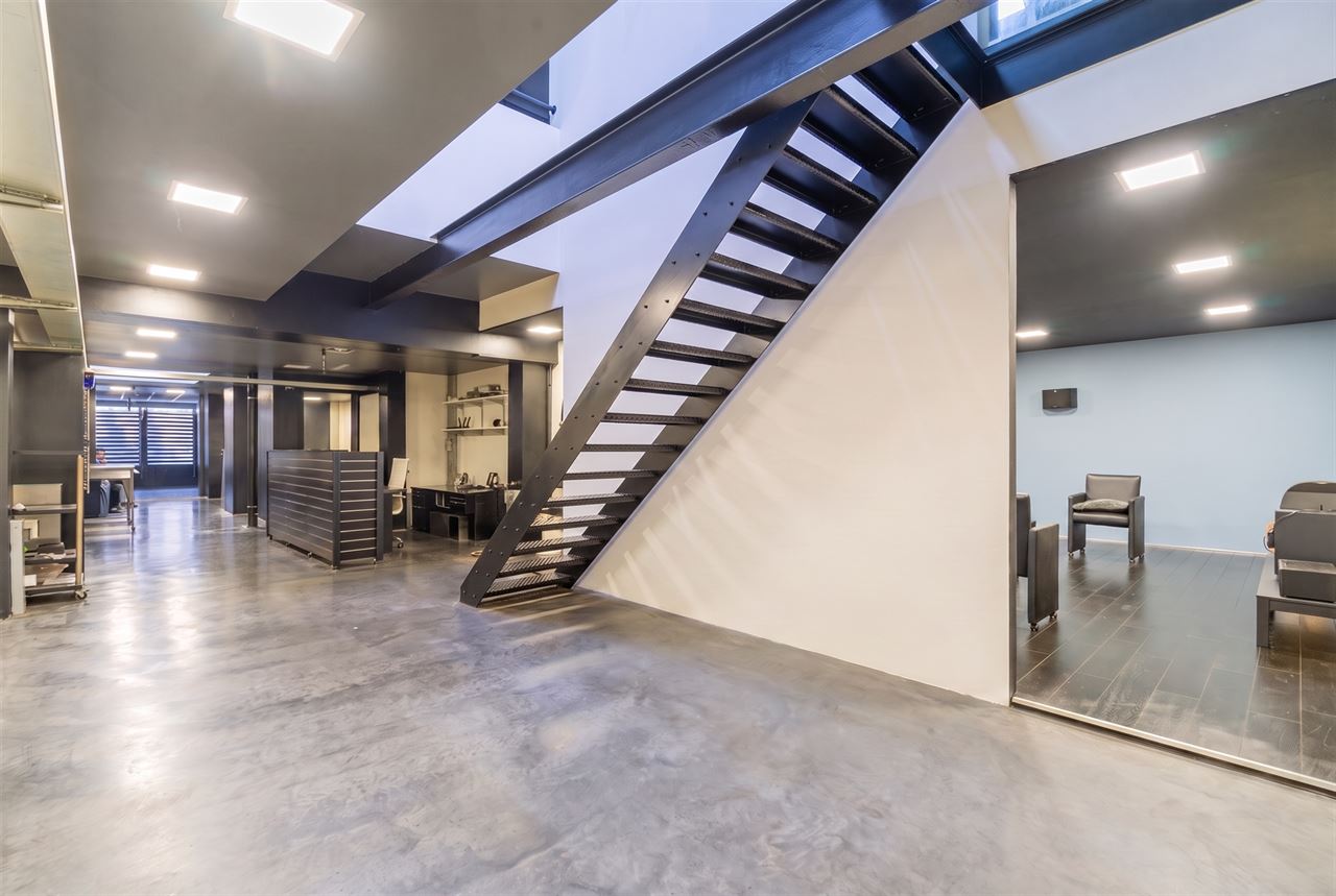 Industrieel afgewerkt hglv van 255 m² met woonmogelijkheid!