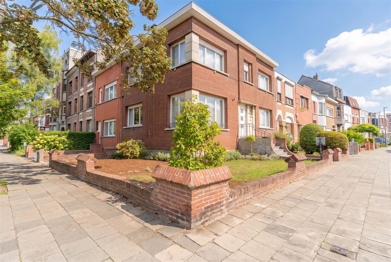 Lichtrijke hoekwoning met 3 slpk, 2 bdk, stadstuin & garage