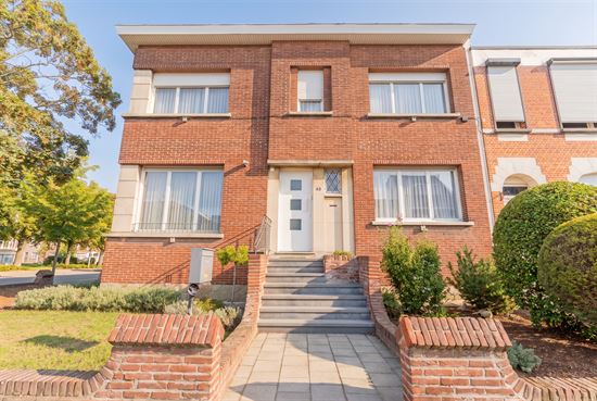 Lichtrijke hoekwoning met 3 slpk, 2 bdk, stadstuin & garage