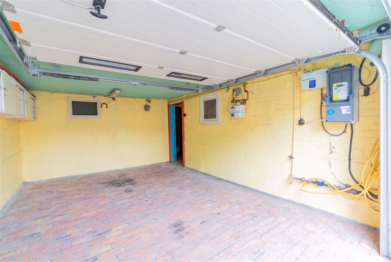 Lichtrijke hoekwoning met 3 slpk, 2 bdk, stadstuin & garage