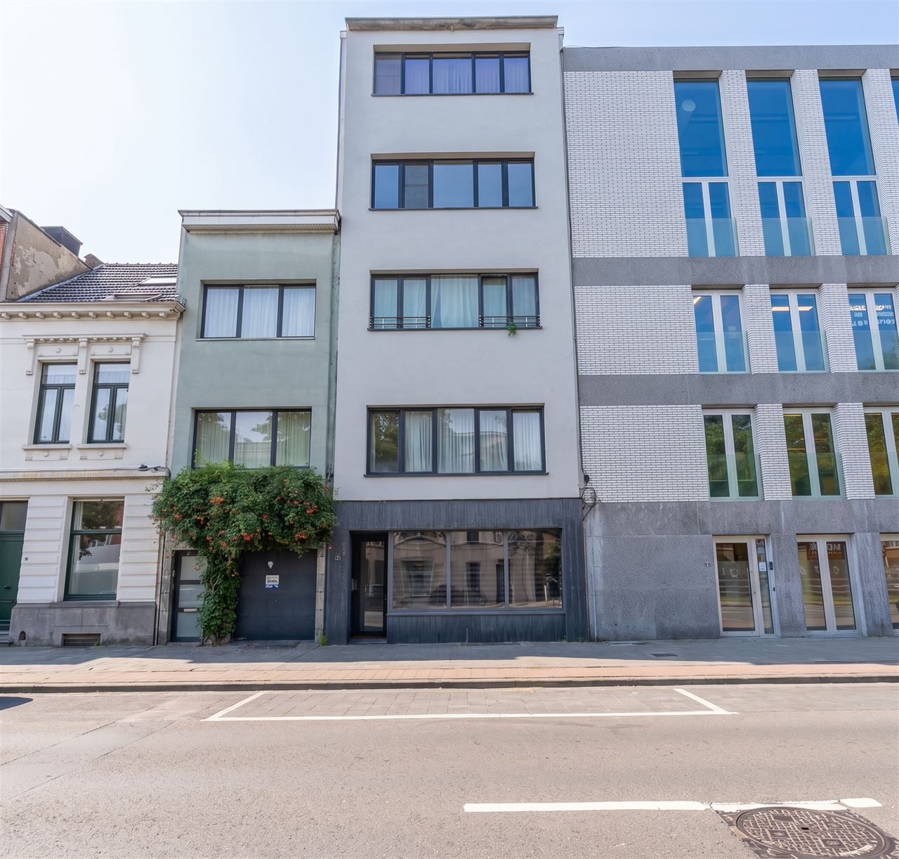 Industrieel afgewerkt hglv van 255 m² met woonmogelijkheid!
