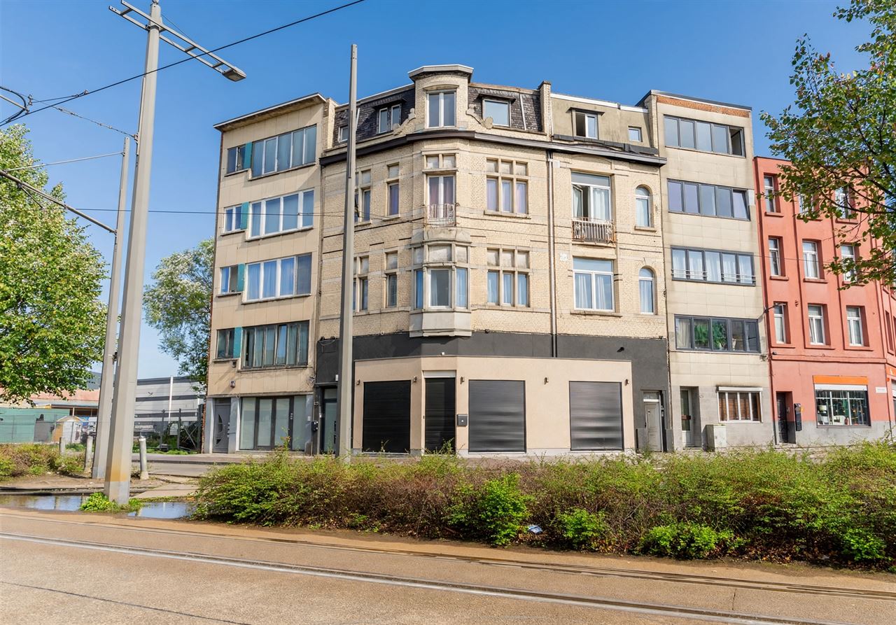 Woonhuis: ingedeeld 3 studio's + 2 kamers