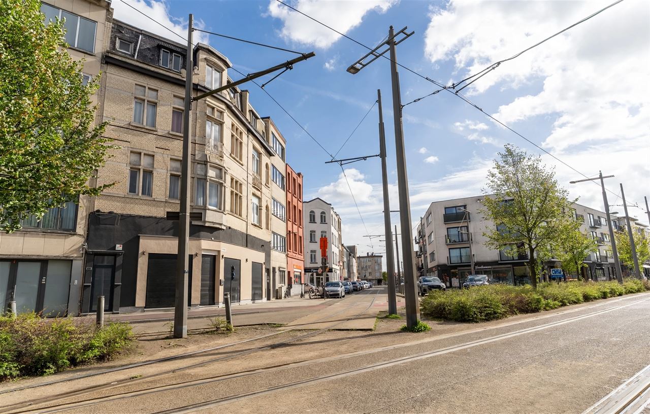 Woonhuis: ingedeeld 3 studio's + 2 kamers