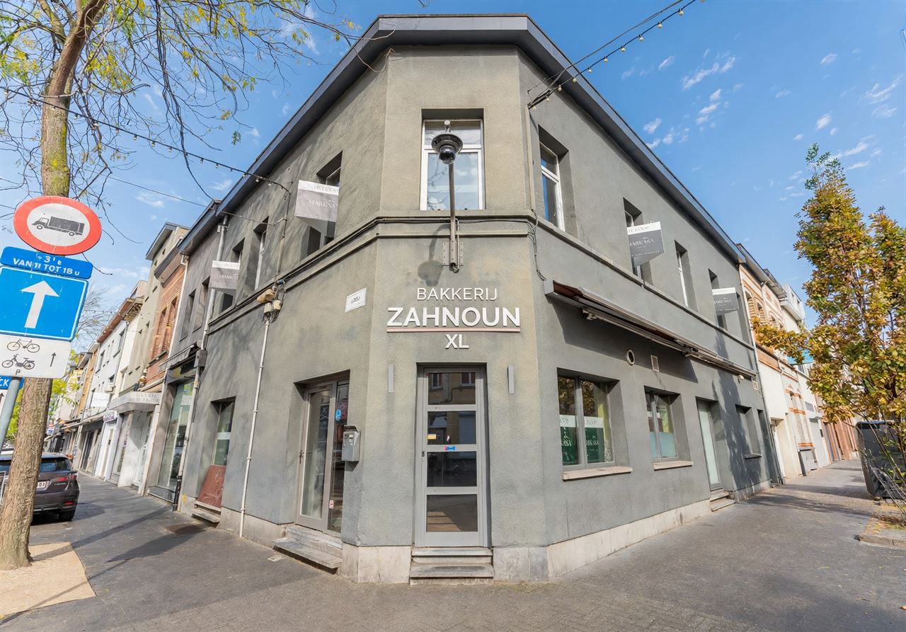 Hoekpand met 23m gevel op toplocatie in de Abdijstraat!