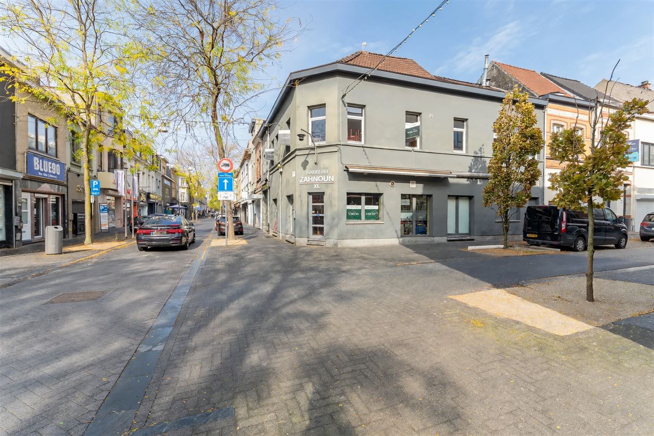 Hoekpand met 23m gevel op toplocatie in de Abdijstraat!