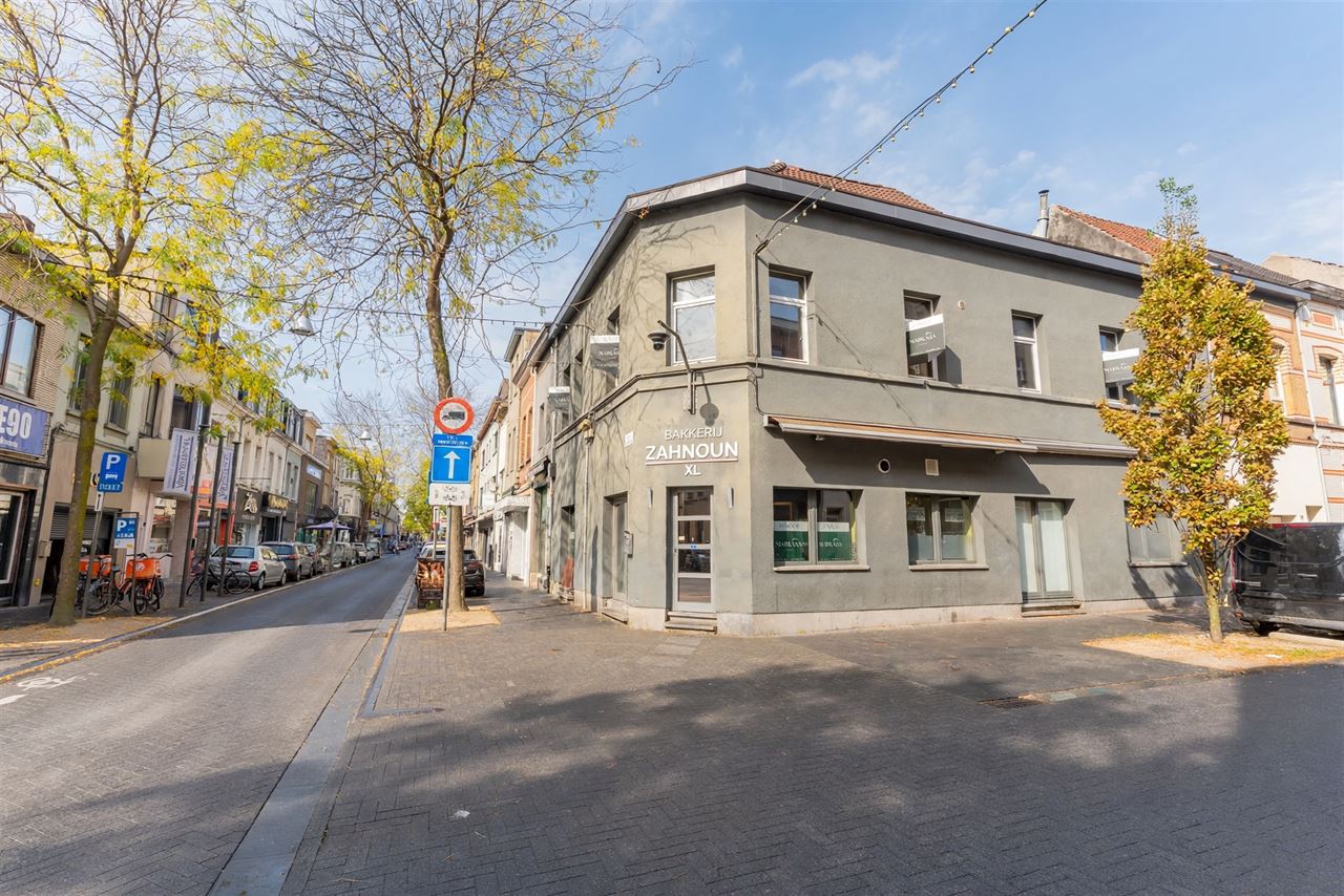 Hoekpand met 23m gevel op toplocatie in de Abdijstraat!