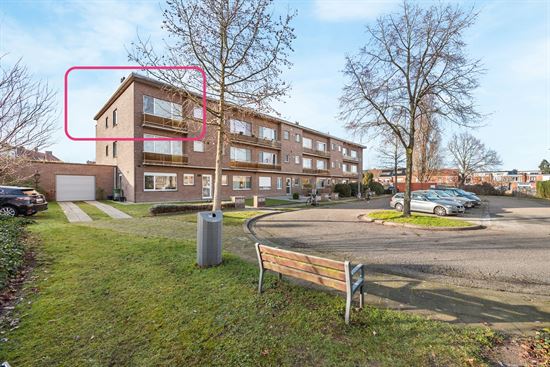 Lichtrijk hoekappartement met garagebox en terras.