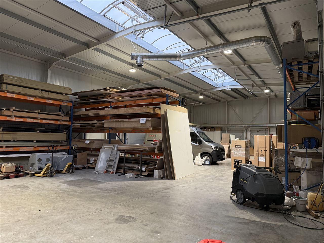 5 magazijnen, 3 garageboxen en kantoren te koop.