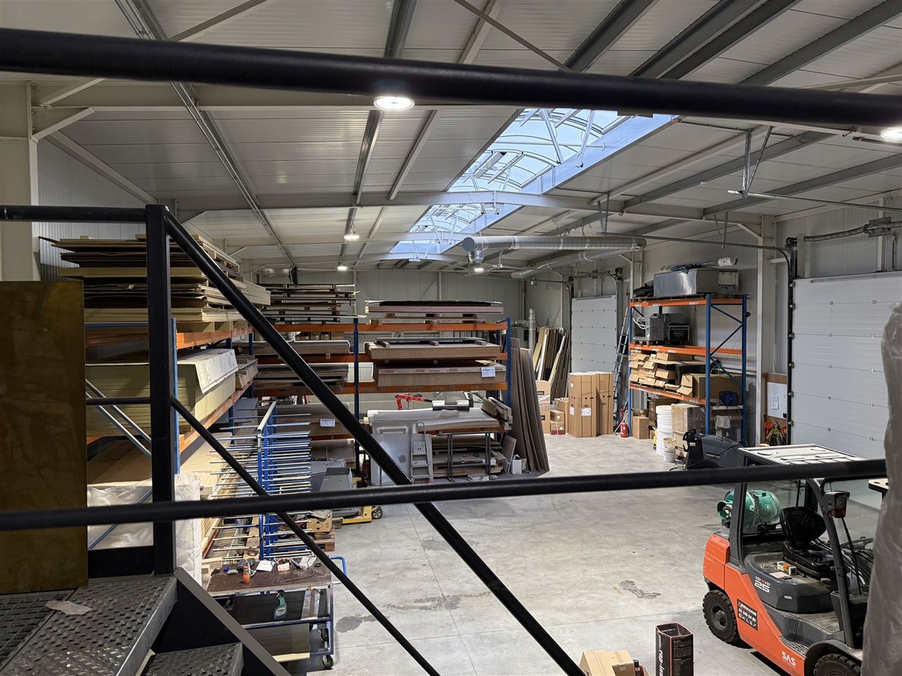 5 magazijnen, 3 garageboxen en kantoren te koop.