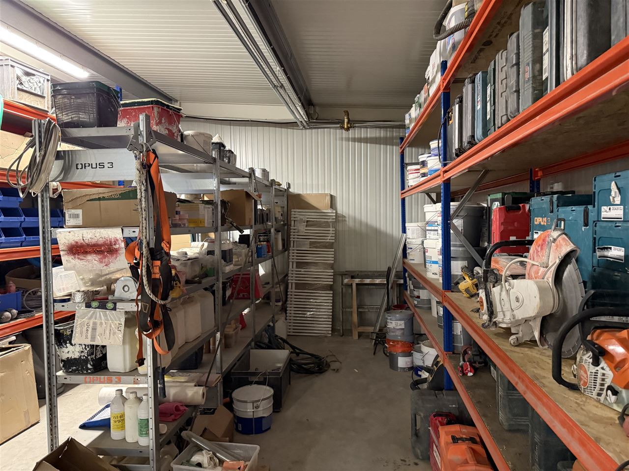 5 magazijnen, 3 garageboxen en kantoren te koop.