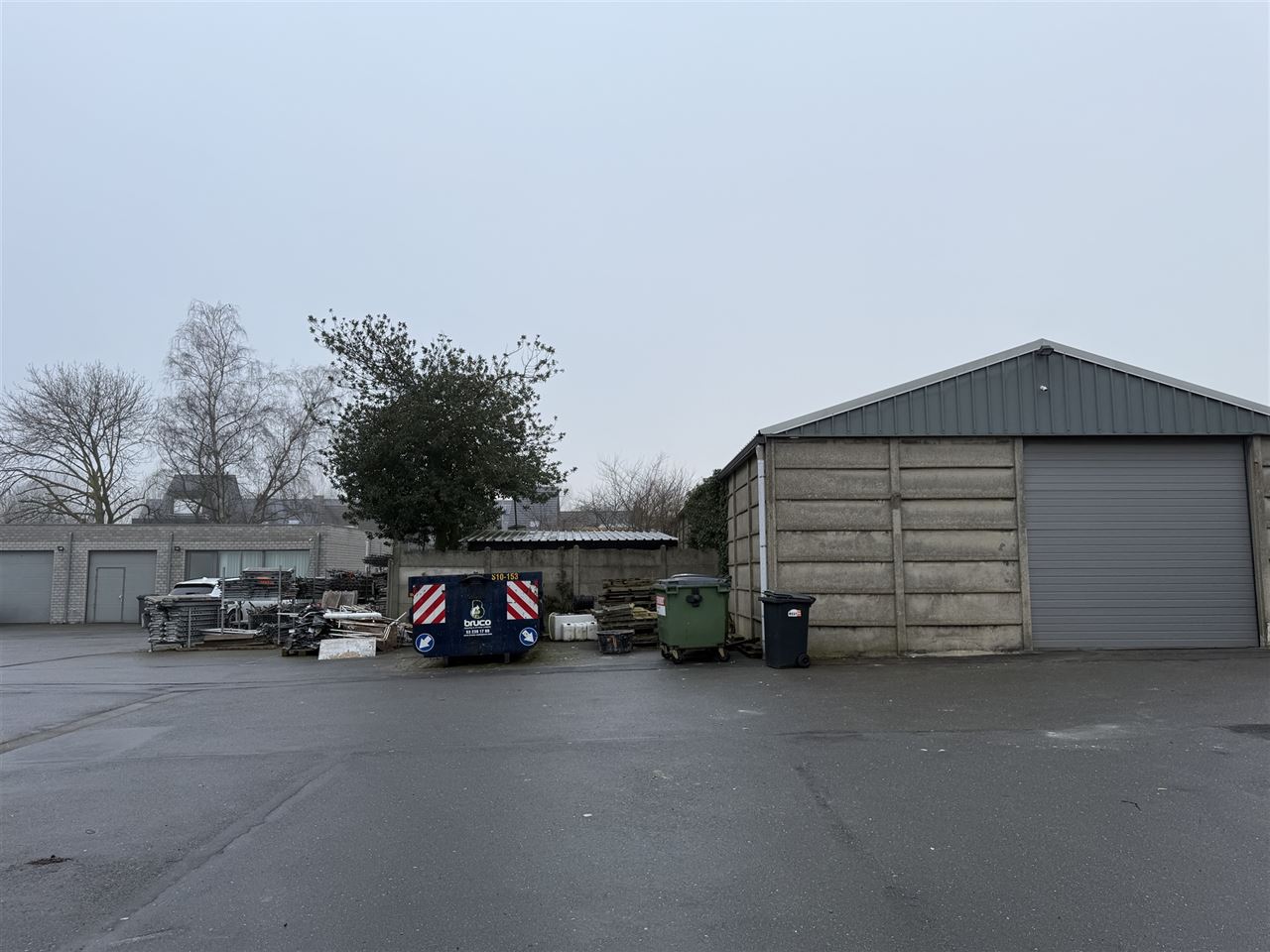 5 magazijnen, 3 garageboxen en kantoren te koop.