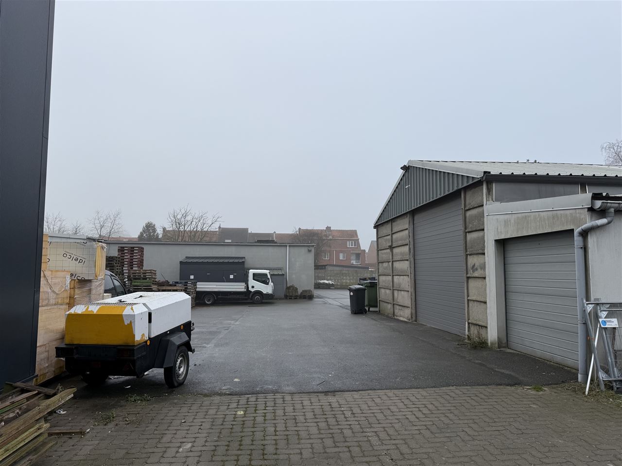 5 magazijnen, 3 garageboxen en kantoren te koop.