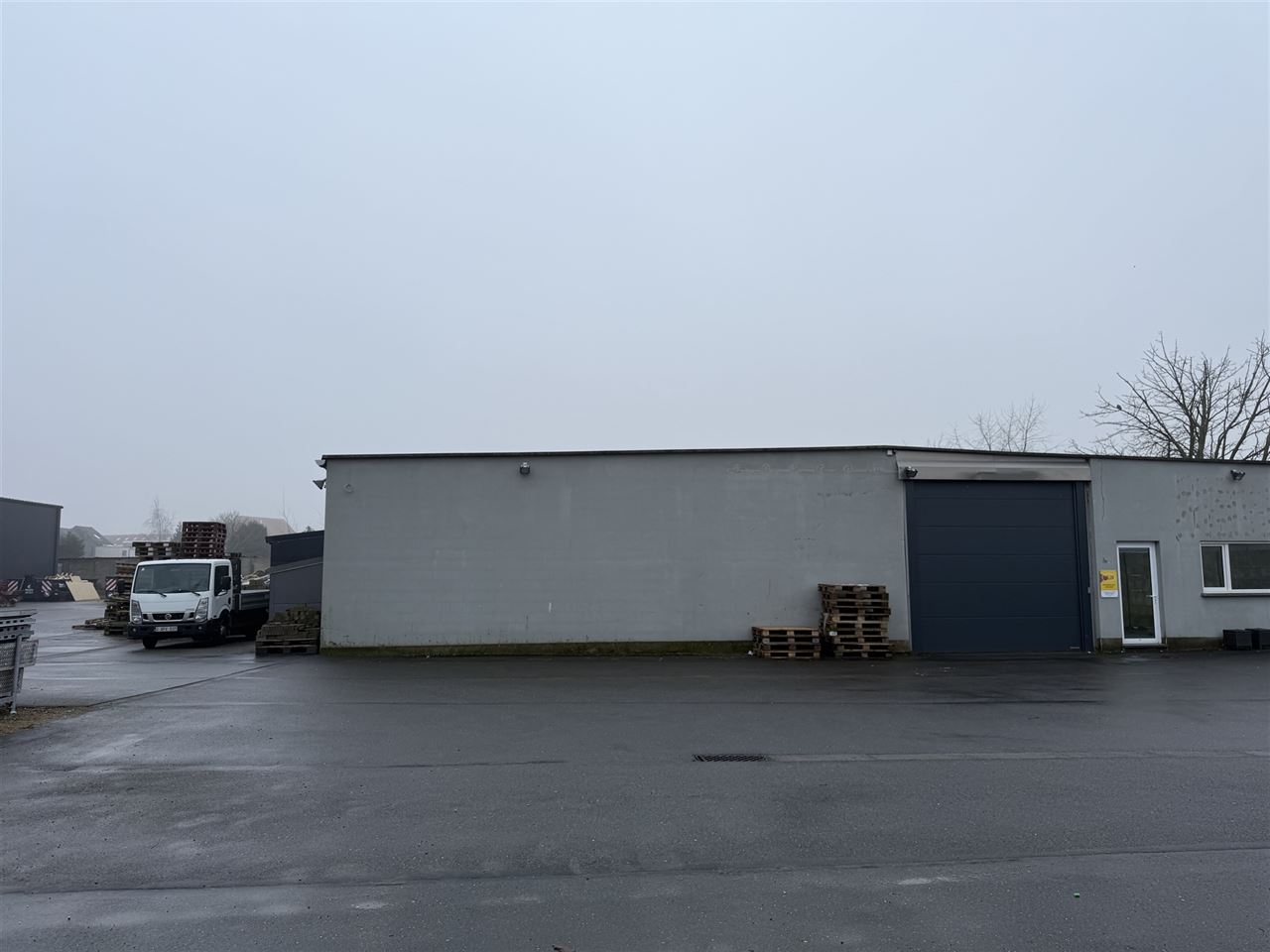 5 magazijnen, 3 garageboxen en kantoren te koop.