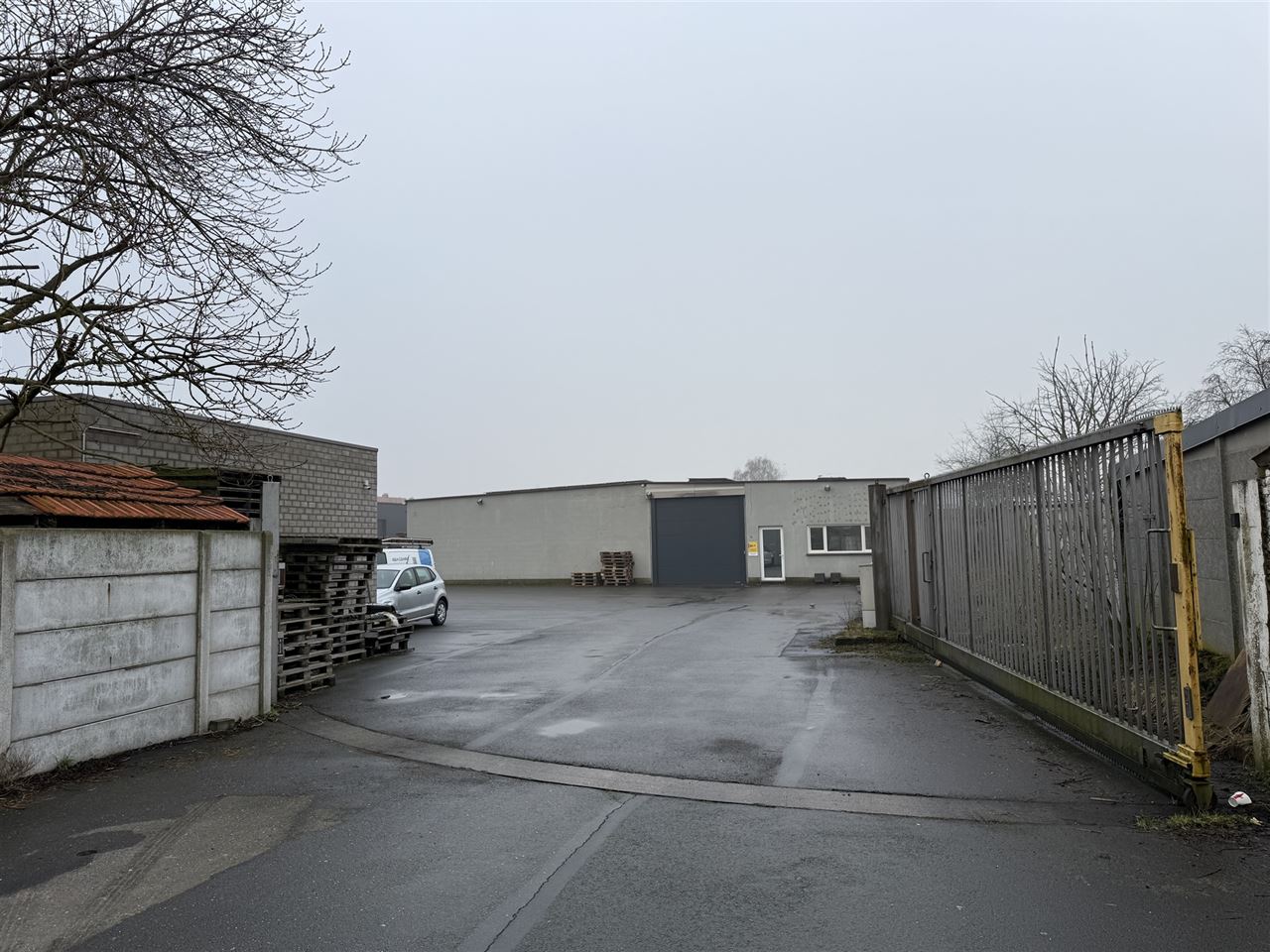5 magazijnen, 3 garageboxen en kantoren te koop.
