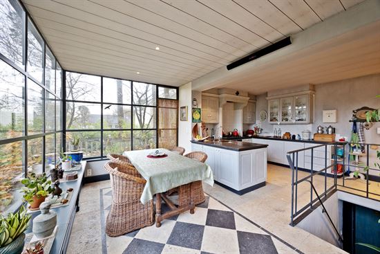 Open bebouwing met grote garage of magazijn, gelegen volledig in het groen en ingericht met een 'charme-authentiek-interieur'