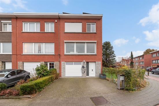 Half open bebouwing met praktijkruimte/kantoor/zorgwoning