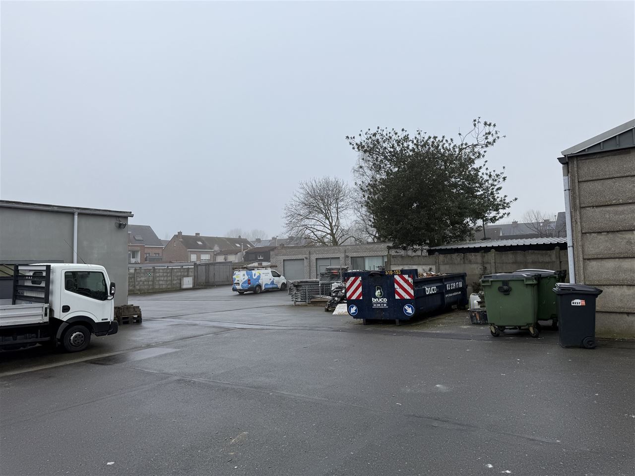 5 magazijnen, 3 garageboxen en kantoren te koop.