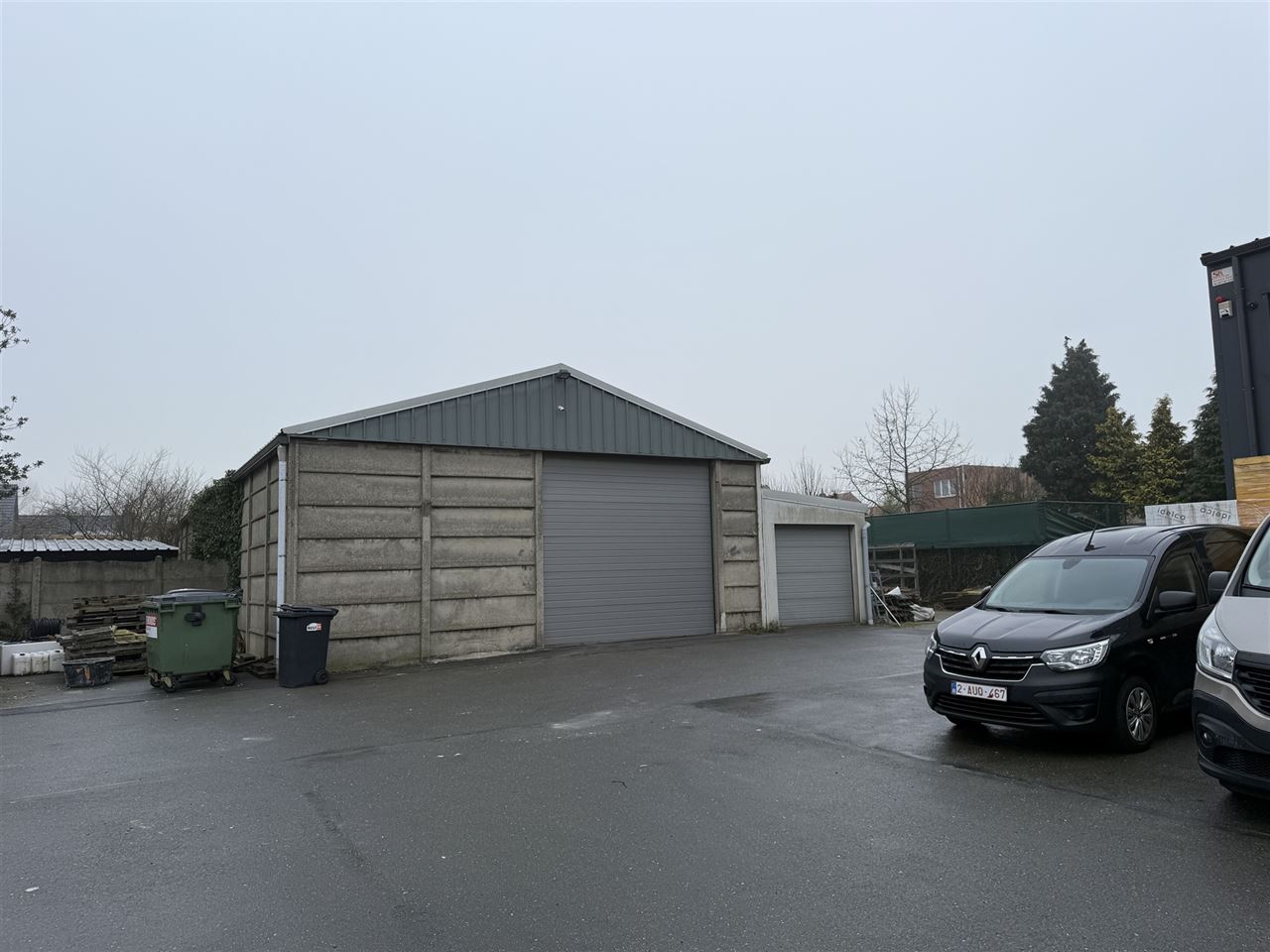 5 magazijnen, 3 garageboxen en kantoren te koop.