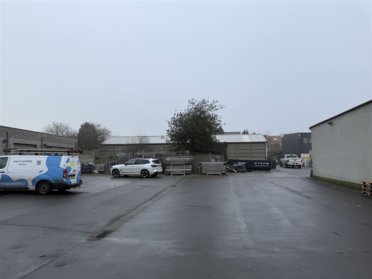 5 magazijnen, 3 garageboxen en kantoren te koop.