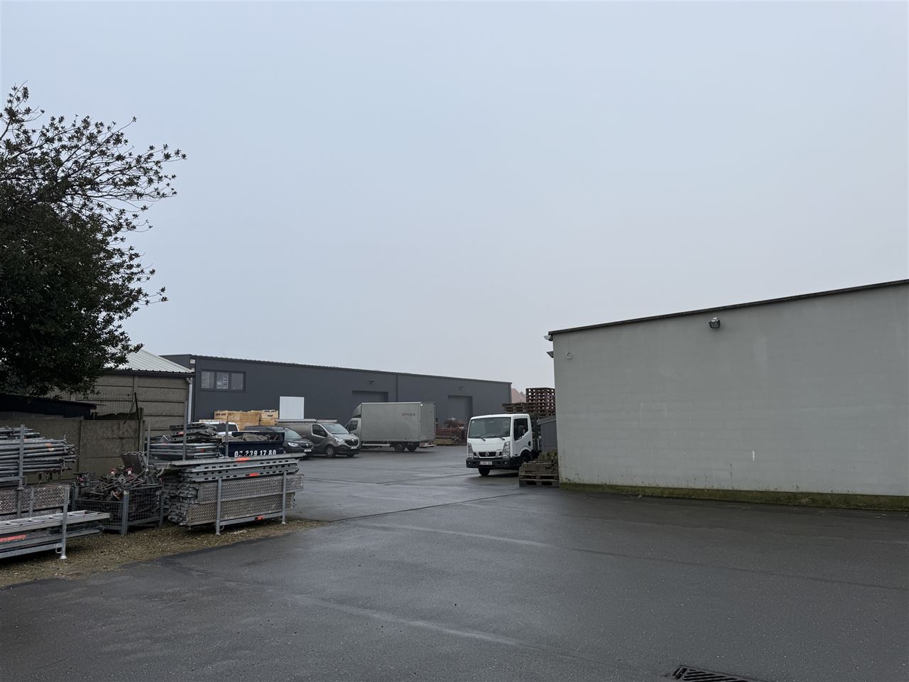 5 magazijnen, 3 garageboxen en kantoren te koop.