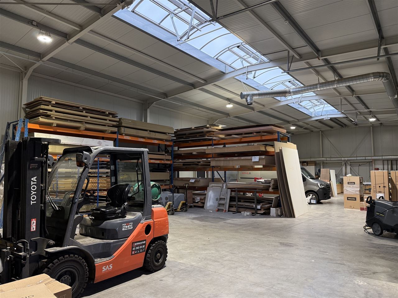 5 magazijnen, 3 garageboxen en kantoren te koop.