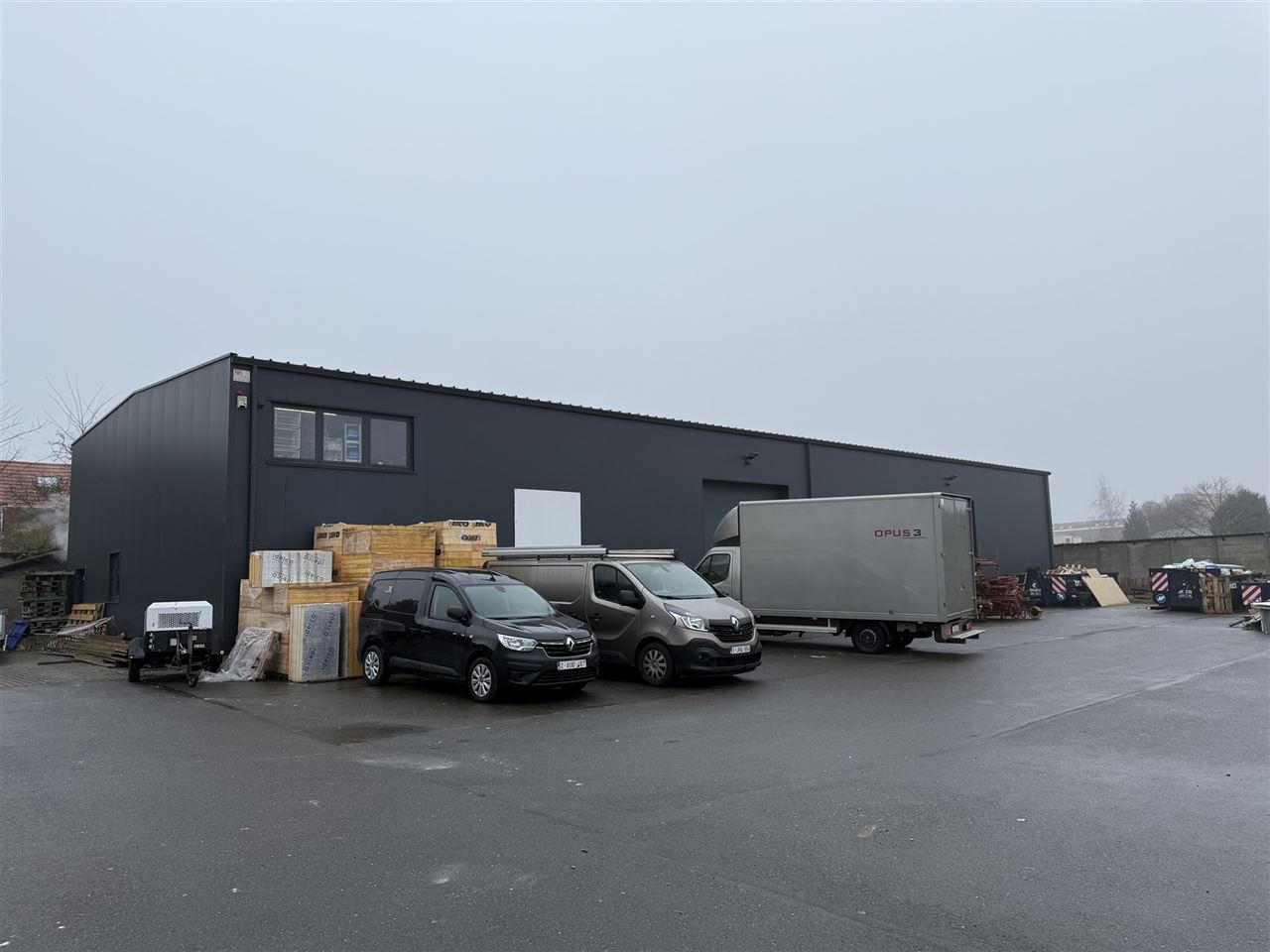5 magazijnen, 3 garageboxen en kantoren te koop.