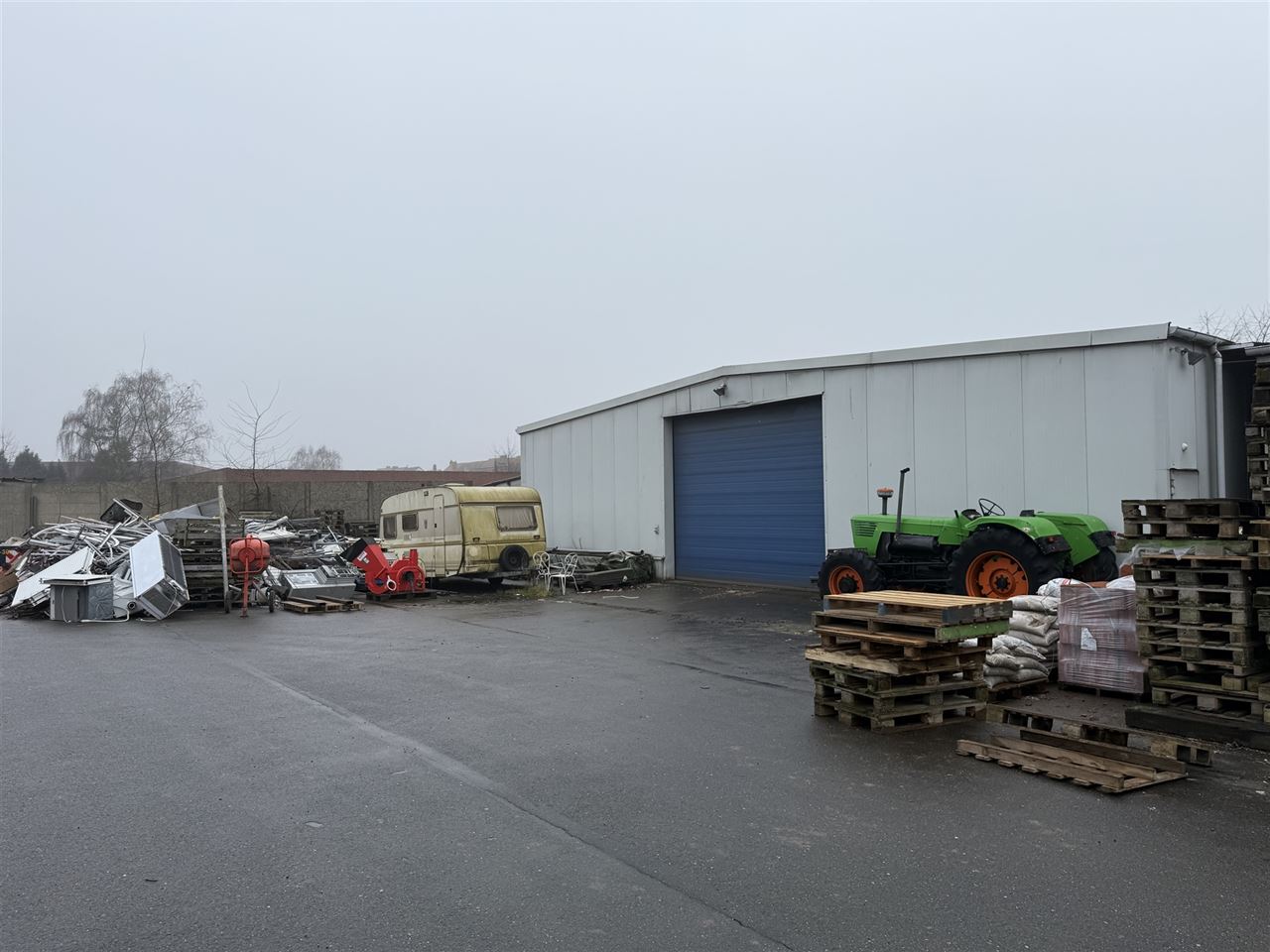 5 magazijnen, 3 garageboxen en kantoren te koop.