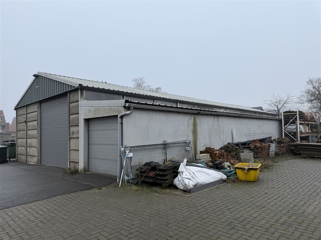 5 magazijnen, 3 garageboxen en kantoren te koop.