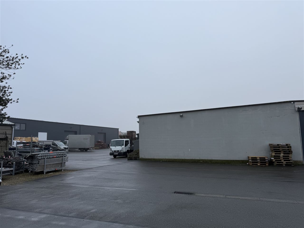 5 magazijnen, 3 garageboxen en kantoren te koop.