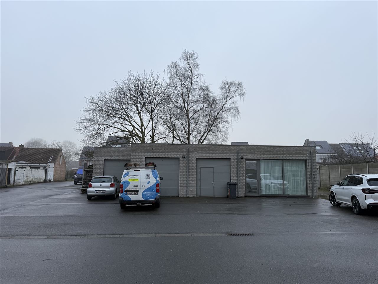 5 magazijnen, 3 garageboxen en kantoren te koop.