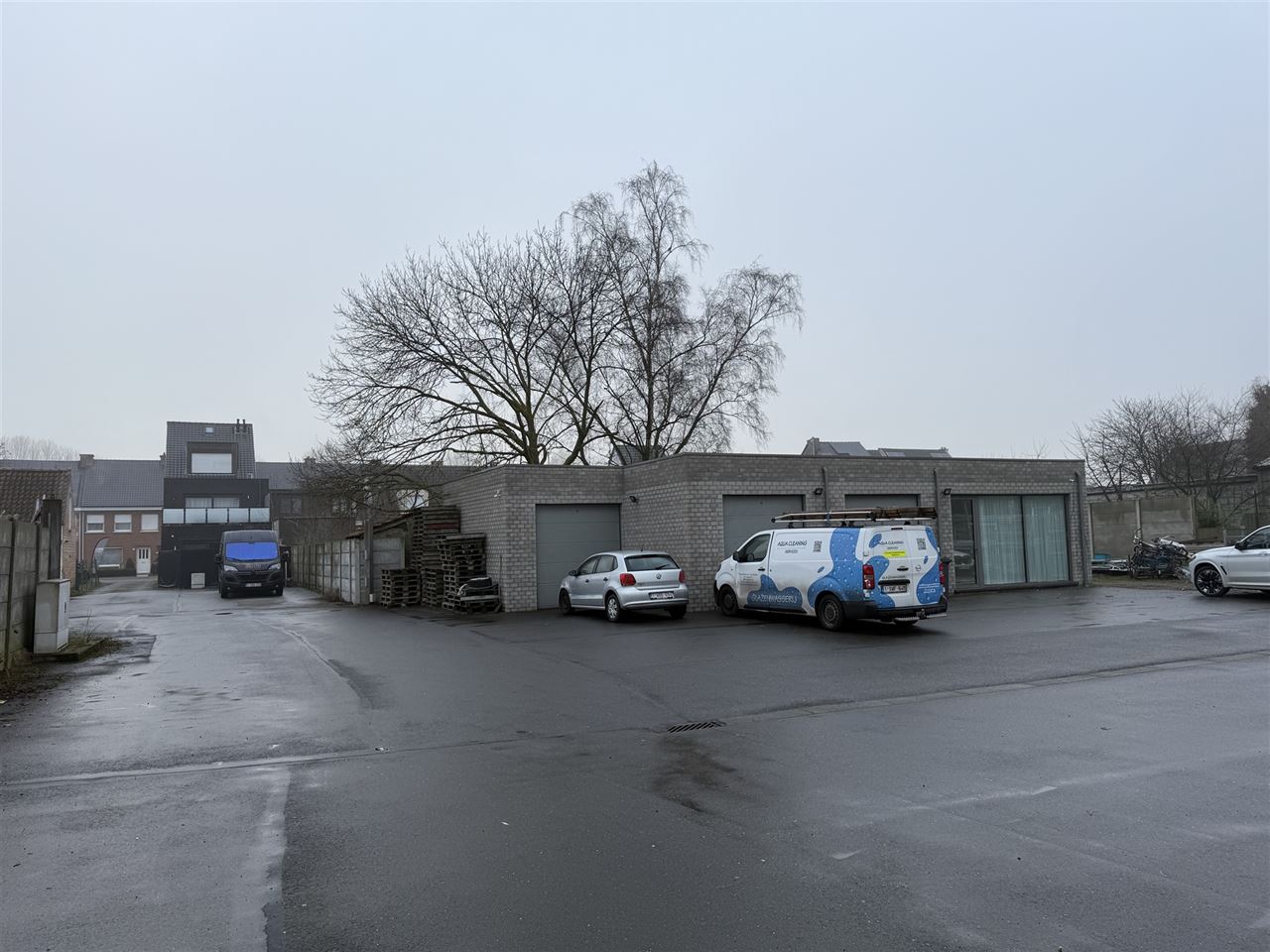 5 magazijnen, 3 garageboxen en kantoren te koop.