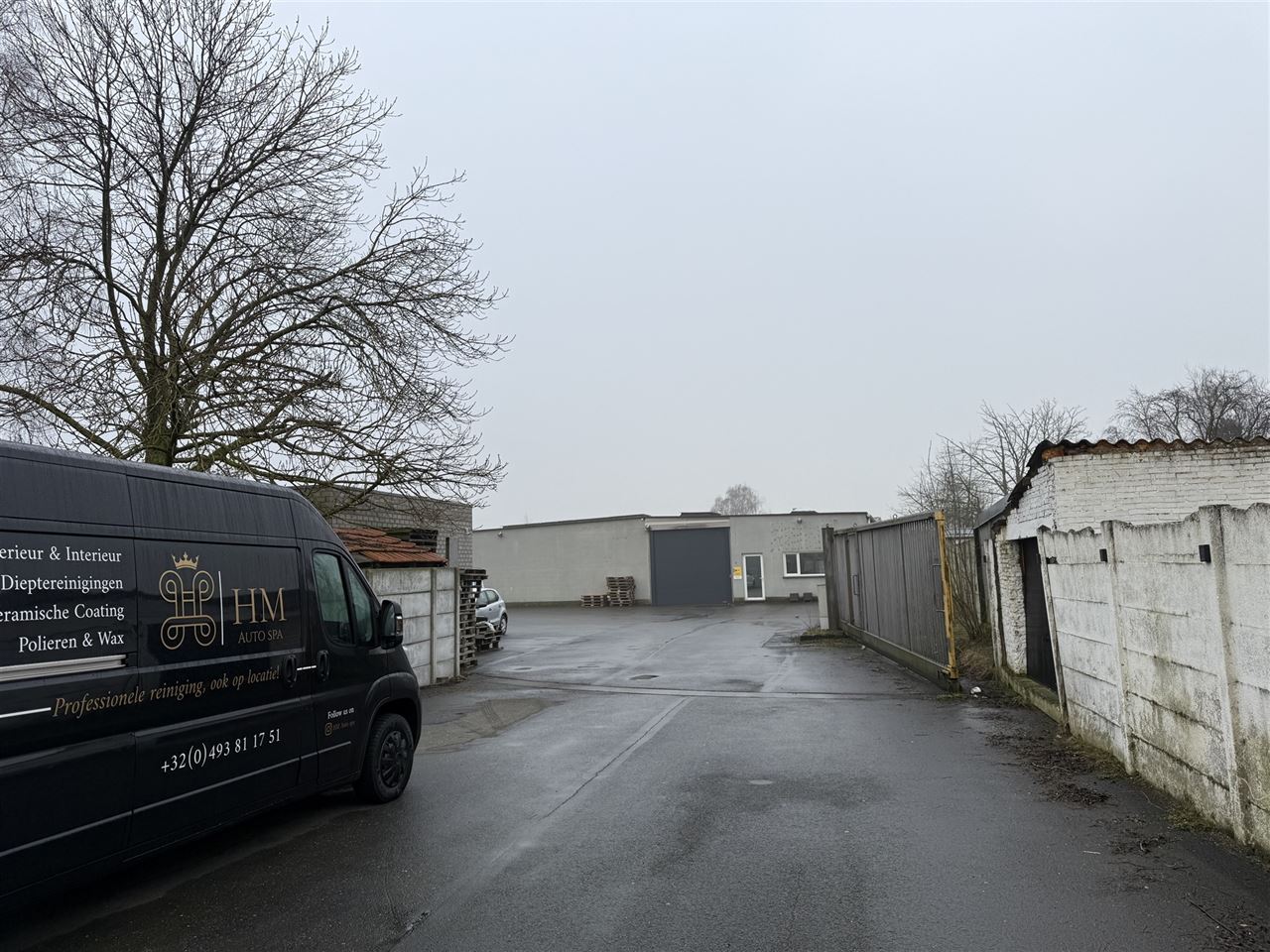 5 magazijnen, 3 garageboxen en kantoren te koop.
