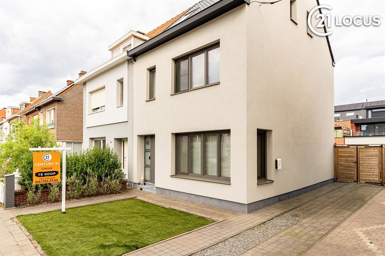 Lichtrijke woning met ruime leefkeuken en garage