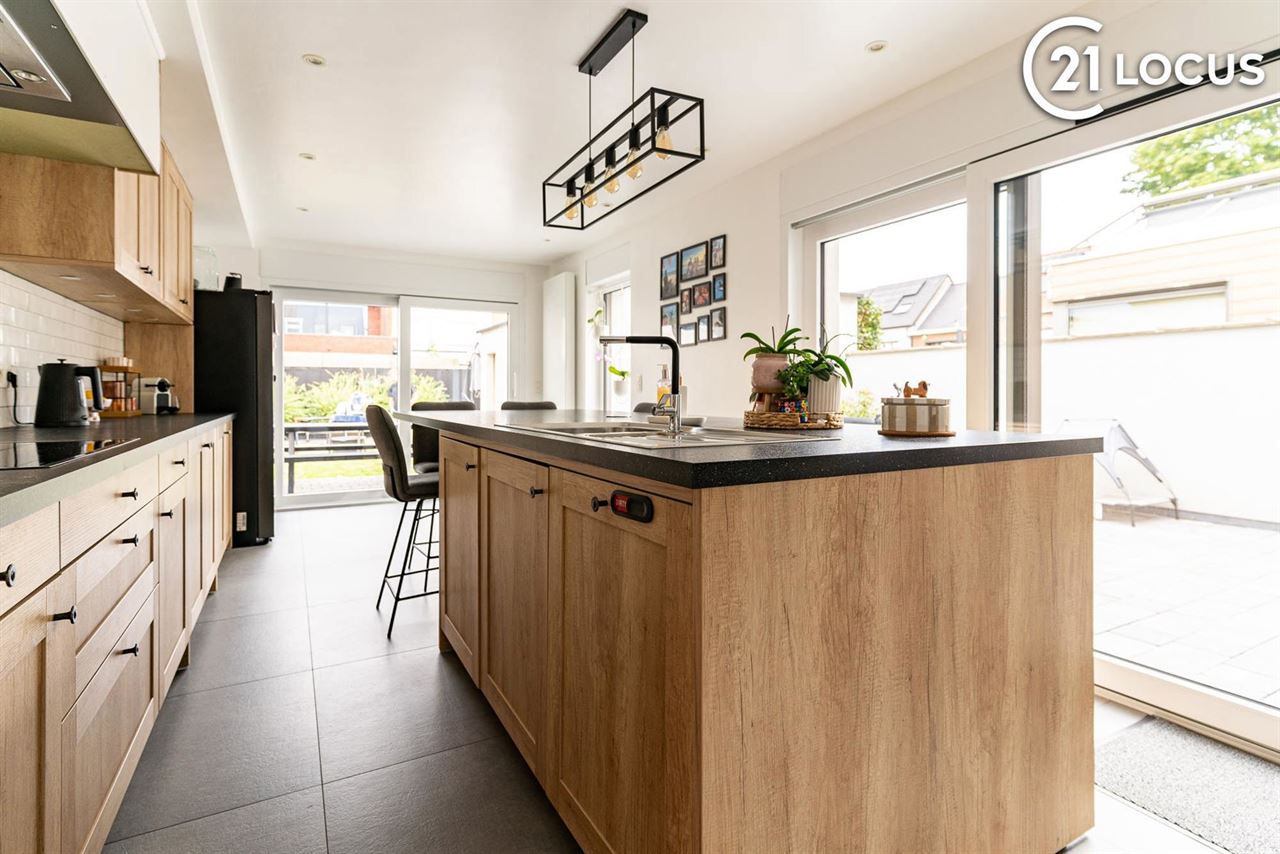Lichtrijke woning met ruime leefkeuken en garage