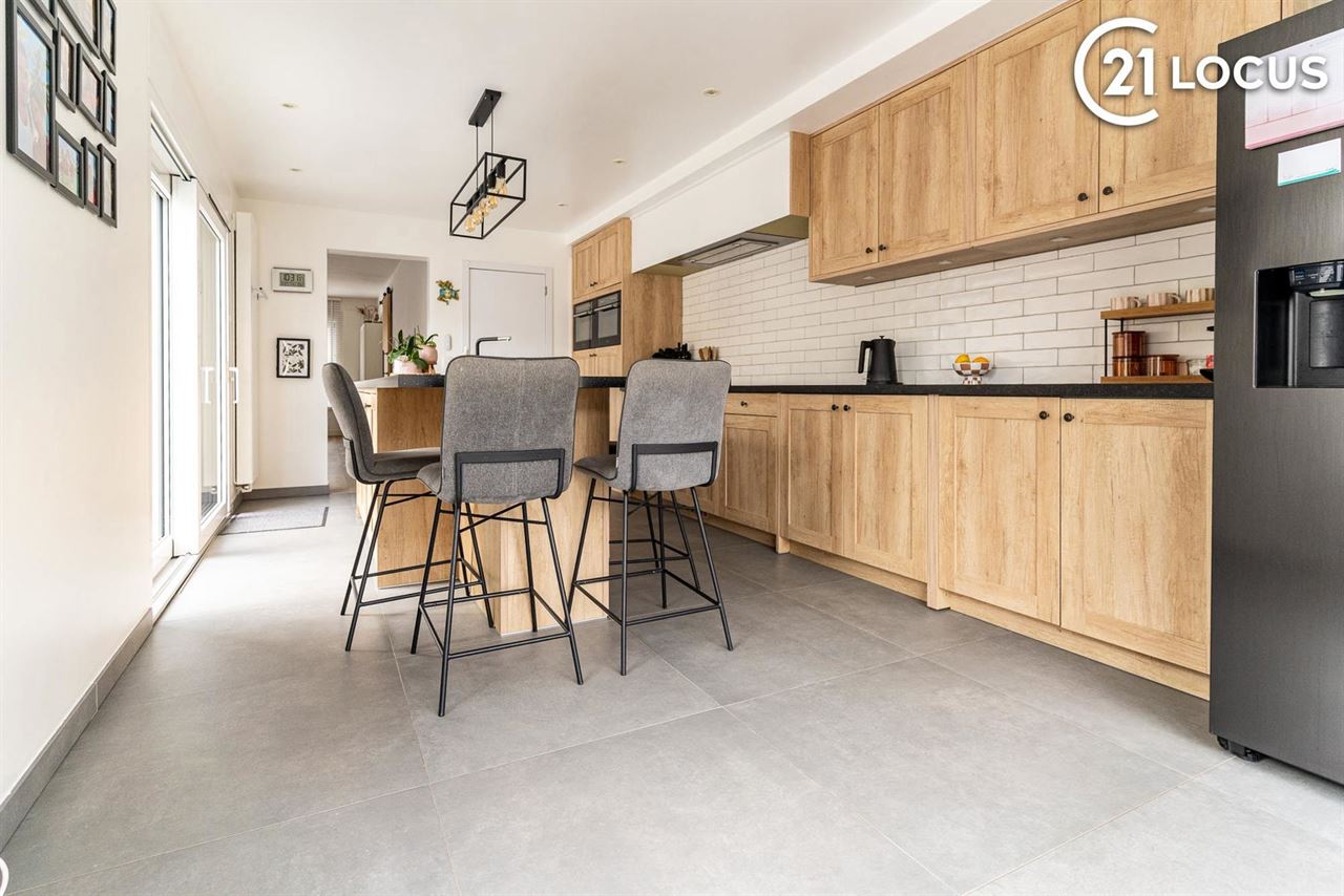 Lichtrijke woning met ruime leefkeuken en garage